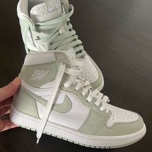 Wmns Air Jordan 1 Retro High OG'Seafoam'
